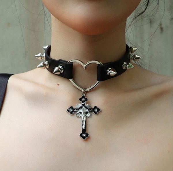 Cross pendant heart ring rivet choker necklace