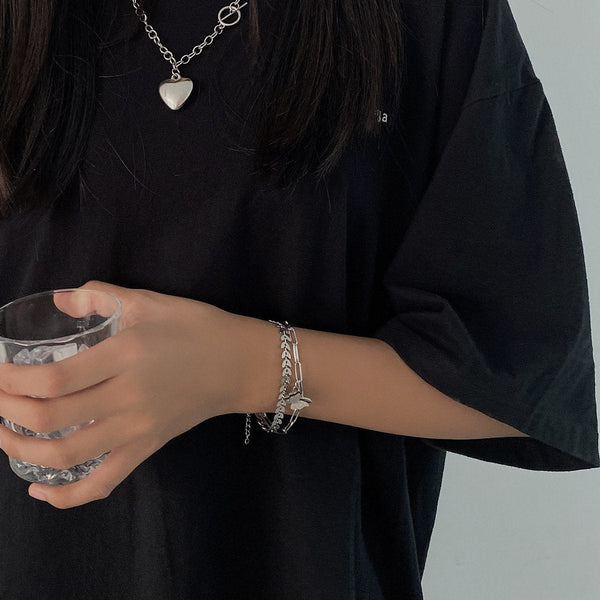 Pulsera de hojas en capas con colgante de mariposa 